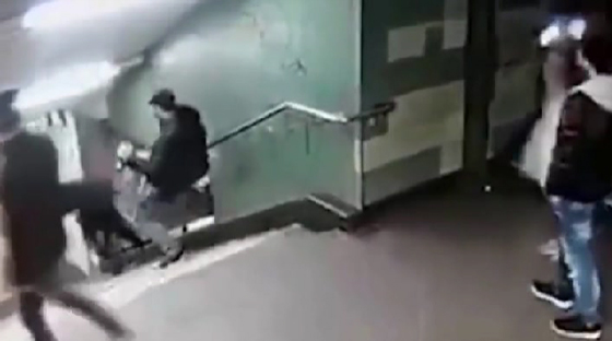 فيديو مثير.. شاب نذل يركل فتاة في ظهرها بوحشية وقذارة في برلين صورة رقم 5