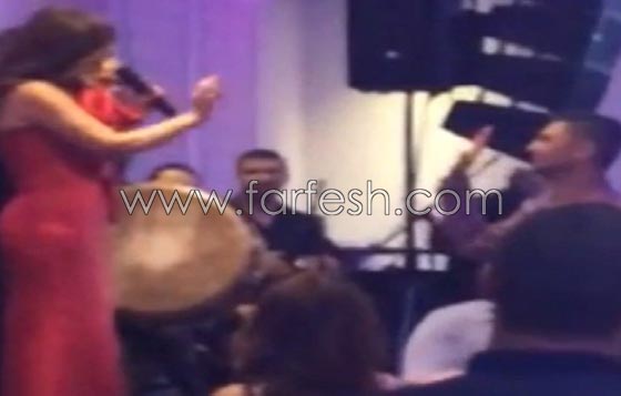 فيديو نجوى كرم توبخ احد الحضور في حفلها لأنه رمى المال عليها! صورة رقم 1