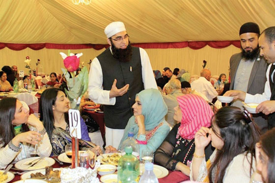 باكستان تتألم لرحيل الفنان والمنشد الباكستاني جمشيد في تحطم طائرة صورة رقم 2