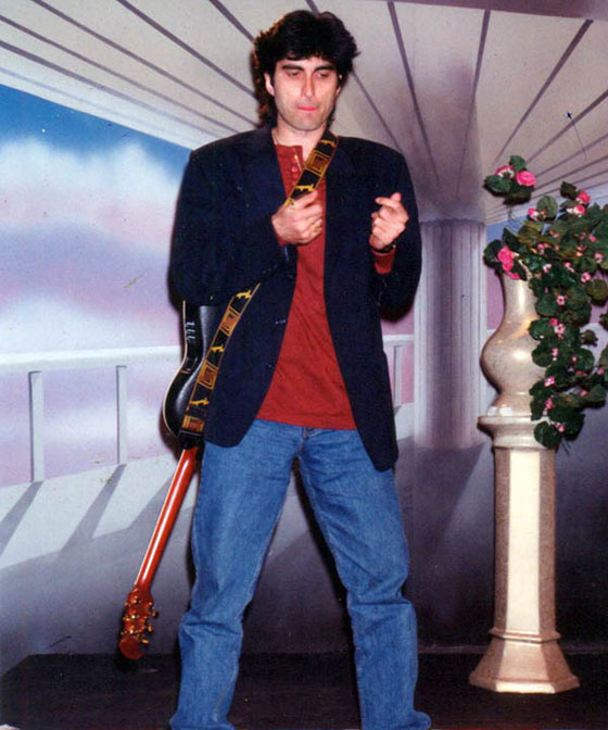 باكستان تتألم لرحيل الفنان والمنشد الباكستاني جمشيد في تحطم طائرة صورة رقم 6