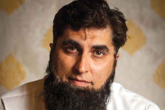 باكستان تتألم لرحيل الفنان والمنشد الباكستاني جمشيد في تحطم طائرة صورة رقم 1