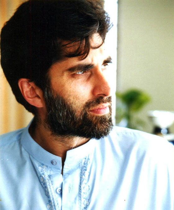 باكستان تتألم لرحيل الفنان والمنشد الباكستاني جمشيد في تحطم طائرة صورة رقم 5