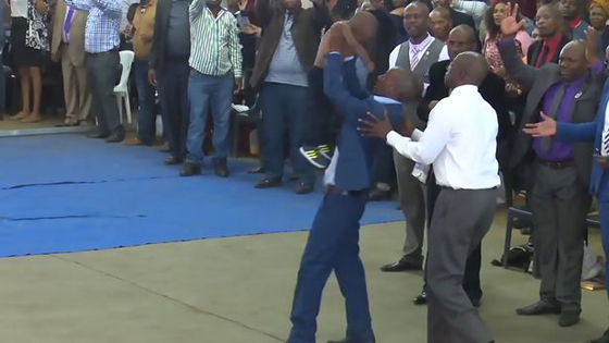  فيديو غريب.. قس في كنيسة يحيي طفلا بعد ان اعلن الاطباء وفاته صورة رقم 1