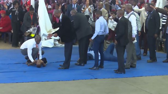  فيديو غريب.. قس في كنيسة يحيي طفلا بعد ان اعلن الاطباء وفاته صورة رقم 2