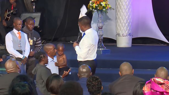  فيديو غريب.. قس في كنيسة يحيي طفلا بعد ان اعلن الاطباء وفاته صورة رقم 3