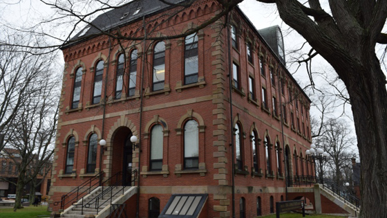 مقاطعة كندية تقر قانونا يمنح كل مواطن دخلا شهريا ثابتا صورة رقم 1