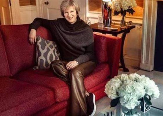 ما الذي اثار جدل البريطانيين في هذه الصورة لرئيسة وزراء المملكة؟ صورة رقم 1