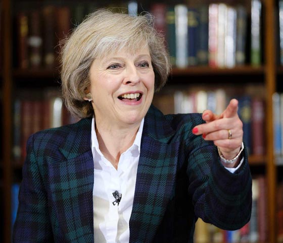 ما الذي اثار جدل البريطانيين في هذه الصورة لرئيسة وزراء المملكة؟ صورة رقم 2