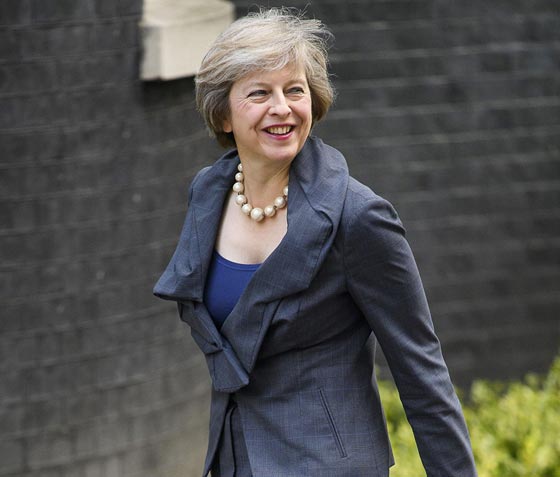 ما الذي اثار جدل البريطانيين في هذه الصورة لرئيسة وزراء المملكة؟ صورة رقم 3