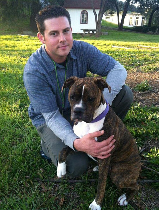 مستشفى يسمح لكلب بوداع صاحبه المتوفى يحظى بـ12 مليون مشاهدة صورة رقم 1