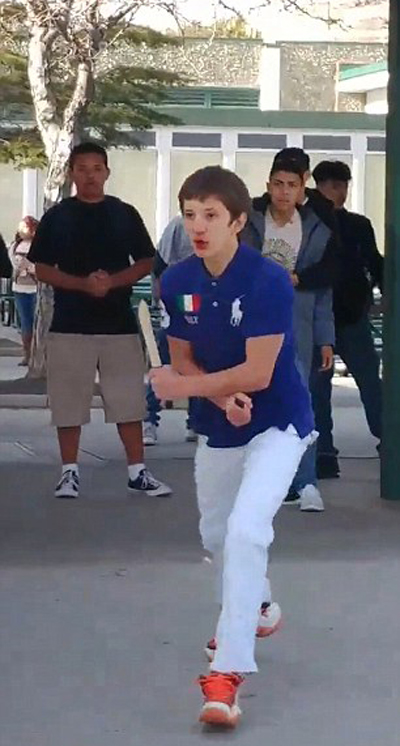 الشرطة الامريكية تطلق النار على طالب هدد زملاءه بسكين.. فيديو صورة رقم 3