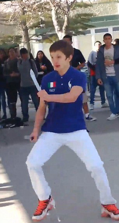 الشرطة الامريكية تطلق النار على طالب هدد زملاءه بسكين.. فيديو صورة رقم 4