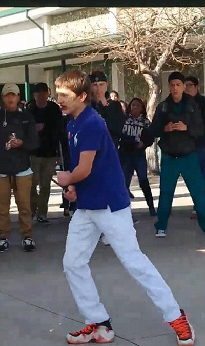 الشرطة الامريكية تطلق النار على طالب هدد زملاءه بسكين.. فيديو صورة رقم 6