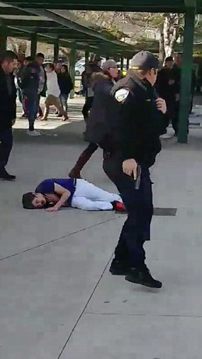 الشرطة الامريكية تطلق النار على طالب هدد زملاءه بسكين.. فيديو صورة رقم 7