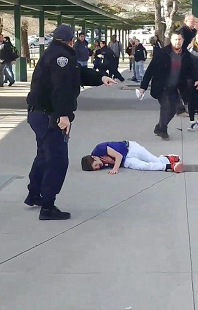 الشرطة الامريكية تطلق النار على طالب هدد زملاءه بسكين.. فيديو صورة رقم 1