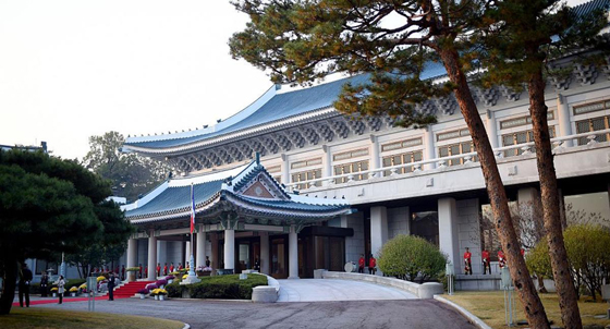 الزعيم الكوري كيم جونغ يشرف على تدريب للهجوم على 