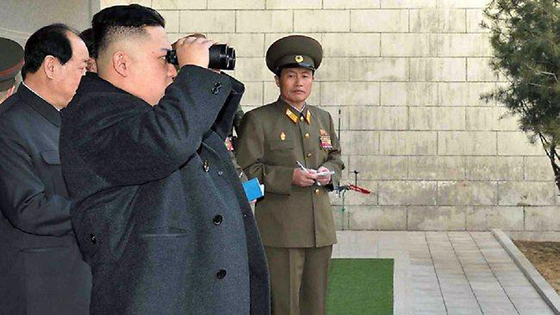 الزعيم الكوري كيم جونغ يشرف على تدريب للهجوم على 