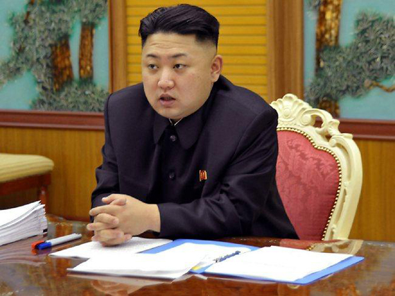 الزعيم الكوري كيم جونغ يشرف على تدريب للهجوم على 