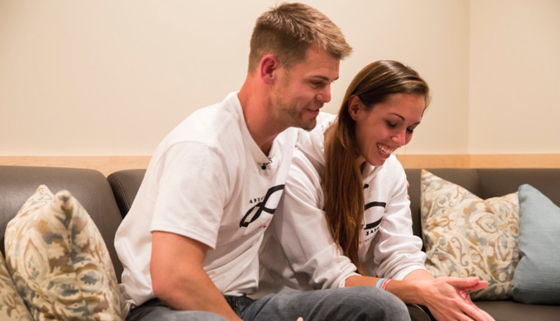 طفلان ملتصقان يرى الواحد منهما وجه توأمه لاول بعد فصلهما! فيديو صورة رقم 16