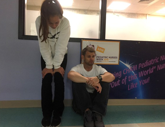 طفلان ملتصقان يرى الواحد منهما وجه توأمه لاول بعد فصلهما! فيديو صورة رقم 15