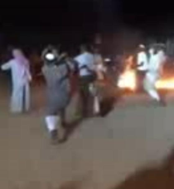 مشاجرة عنيفة بالعصي والهراوات خلال حفل بالخليج.. فيديو صورة رقم 1