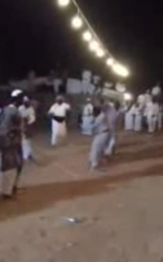 مشاجرة عنيفة بالعصي والهراوات خلال حفل بالخليج.. فيديو صورة رقم 2