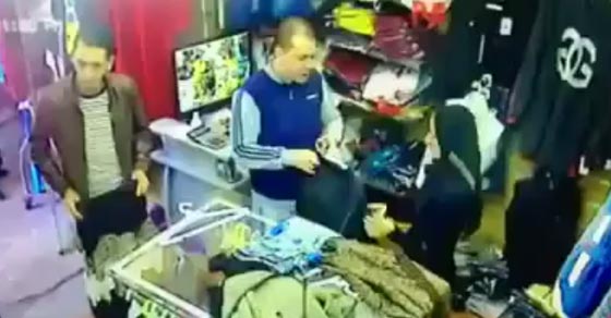 فيديو مثير.. فتاة محجبة تسرق هاتف صاحب محل في لحظة خاطفة صورة رقم 1