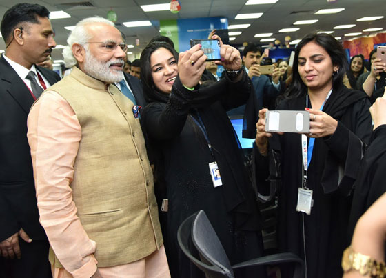 كيف لا يموت 76 هنديا سنويا اذا كان رئيسهم عاشق لصور السيلفي؟! صورة رقم 3