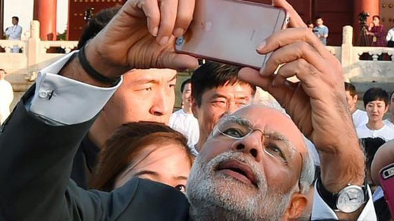 كيف لا يموت 76 هنديا سنويا اذا كان رئيسهم عاشق لصور السيلفي؟! صورة رقم 5