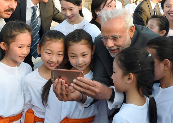 كيف لا يموت 76 هنديا سنويا اذا كان رئيسهم عاشق لصور السيلفي؟! صورة رقم 7