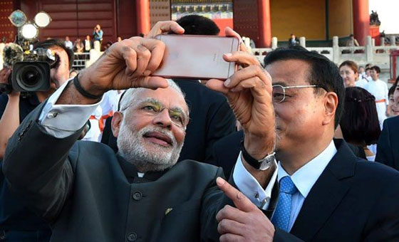 كيف لا يموت 76 هنديا سنويا اذا كان رئيسهم عاشق لصور السيلفي؟! صورة رقم 1