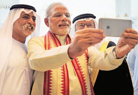 كيف لا يموت 76 هنديا سنويا اذا كان رئيسهم عاشق لصور السيلفي؟! صورة رقم 9