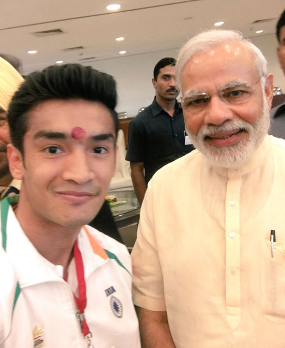 كيف لا يموت 76 هنديا سنويا اذا كان رئيسهم عاشق لصور السيلفي؟! صورة رقم 12