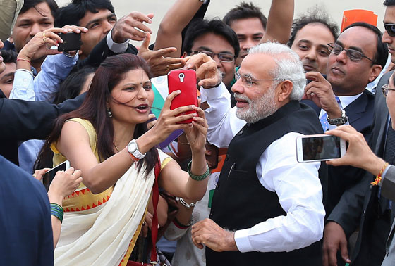 كيف لا يموت 76 هنديا سنويا اذا كان رئيسهم عاشق لصور السيلفي؟! صورة رقم 17