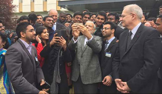 كيف لا يموت 76 هنديا سنويا اذا كان رئيسهم عاشق لصور السيلفي؟! صورة رقم 15