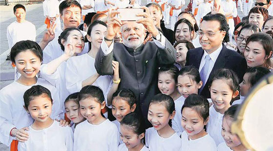 كيف لا يموت 76 هنديا سنويا اذا كان رئيسهم عاشق لصور السيلفي؟! صورة رقم 14