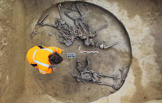 اكتشاف 40 قبرا فيها رفات 300 شخص تحت مركز شرطة بفرنسا صورة رقم 6