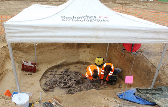 اكتشاف 40 قبرا فيها رفات 300 شخص تحت مركز شرطة بفرنسا صورة رقم 5