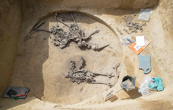 اكتشاف 40 قبرا فيها رفات 300 شخص تحت مركز شرطة بفرنسا صورة رقم 4