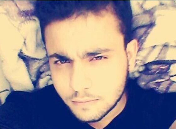 البابا فرنسيس يقبل قدم لاجئ سوري شاب ومسلم معلنا تقبله له صورة رقم 2