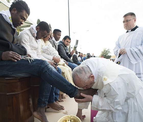 البابا فرنسيس يقبل قدم لاجئ سوري شاب ومسلم معلنا تقبله له صورة رقم 5