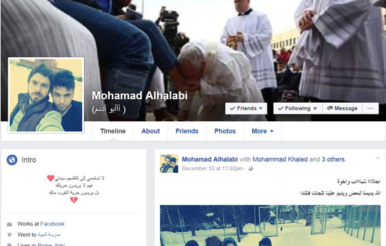 البابا فرنسيس يقبل قدم لاجئ سوري شاب ومسلم معلنا تقبله له صورة رقم 3