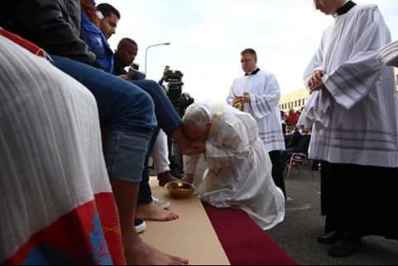 البابا فرنسيس يقبل قدم لاجئ سوري شاب ومسلم معلنا تقبله له صورة رقم 4