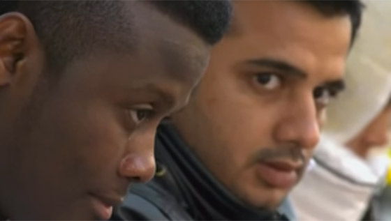 البابا فرنسيس يقبل قدم لاجئ سوري شاب ومسلم معلنا تقبله له صورة رقم 6