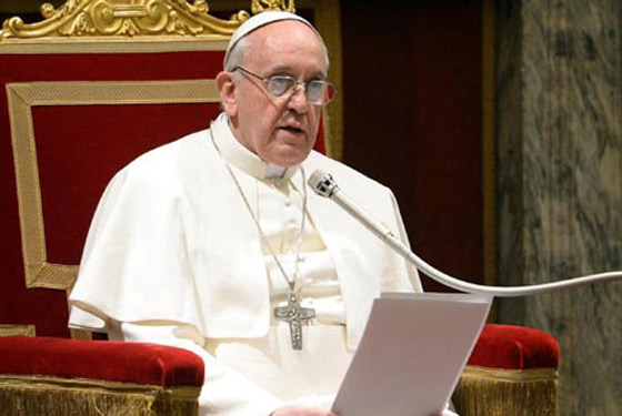 البابا فرنسيس يقبل قدم لاجئ سوري شاب ومسلم معلنا تقبله له صورة رقم 7