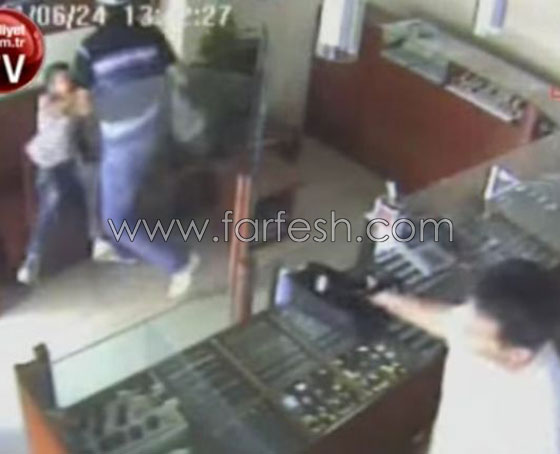 بالفيديو.. طفل شجاع يوقف لصا مسلحا حاول سرقة محل مجوهرات صورة رقم 6 بالفيديو.. طفل شجاع يوقف لصا مسلحا حاول سرقة محل مجوهرات صورة رقم 6