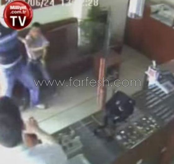 بالفيديو.. طفل شجاع يوقف لصا مسلحا حاول سرقة محل مجوهرات صورة رقم 7 بالفيديو.. طفل شجاع يوقف لصا مسلحا حاول سرقة محل مجوهرات صورة رقم 7