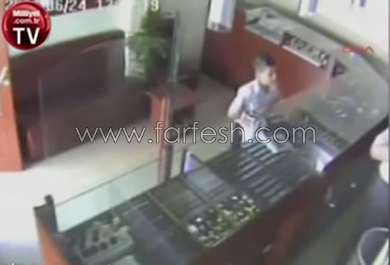 بالفيديو.. طفل شجاع يوقف لصا مسلحا حاول سرقة محل مجوهرات صورة رقم 2 بالفيديو.. طفل شجاع يوقف لصا مسلحا حاول سرقة محل مجوهرات صورة رقم 2