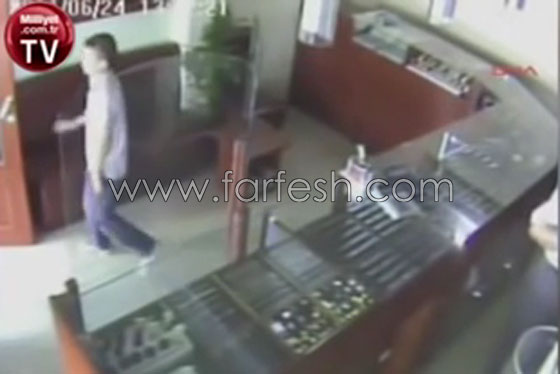 بالفيديو.. طفل شجاع يوقف لصا مسلحا حاول سرقة محل مجوهرات صورة رقم 8 بالفيديو.. طفل شجاع يوقف لصا مسلحا حاول سرقة محل مجوهرات صورة رقم 8