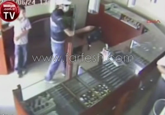 بالفيديو.. طفل شجاع يوقف لصا مسلحا حاول سرقة محل مجوهرات صورة رقم 3 بالفيديو.. طفل شجاع يوقف لصا مسلحا حاول سرقة محل مجوهرات صورة رقم 3